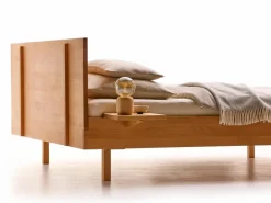 Grüne Erde Bett Tesoro mit Holzbetthaupt, 180 x 200 cm,