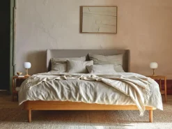 Grüne Erde Bett Tonda, mit hohem Polsterbetthaupt, 180 x 200, Wollstoff Tano Natur (79),