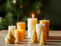 Grüne Erde 2er-Set Figurenkerze Tannen aus Bienenwachs, H 8 cm, ø 4 cm