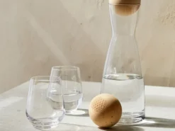 Grüne Erde Glaskaraffe mit Zirbenkugel, 1 l, H 25,5 cm, Kugel = 7,0 cm