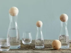 Grüne Erde Glaskaraffe mit Zirbenkugel, 1 l, H 25,5 cm, Kugel = 7,0 cm