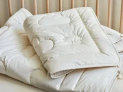 Kinder Grüne Erde Kinder Ganzjahresdecke Schafschurwolle mit Wolkensteppung, 100 x 140 cm, 200 g/m2 GOTS, NATURTEXTIL BEST