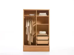 Grüne Erde Kleiderschrank Kurami mit Drehtüren 2-türig, Ladenkonsole, Holz,