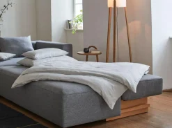 Grüne Erde Lounge-Sofa Sereno mit Schlaffunktion inkl. 3 Kissen (70x55 cm), B 320,5 x T 180 cm, Bodennah, Liegeteil links, mit Bezug Wollstoff Tano Natur (79), Buche