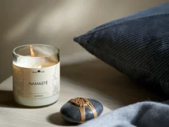 Grüne Erde Natürliche Rapswachskerze NAMASTÉ im rezyklierten Glas, Baumwolldocht, 325 ml, H 9,5 cm, ø 8,5 cm