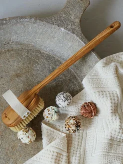 Grüne Erde ROSIGE AUSSICHTEN - Badekugel Rose & Bergamotte 50 g