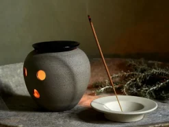 Grüne Erde Räucherstäbchenhalter aus Feinsteinzeug, unglasiert, H 2 cm, ø 11 cm