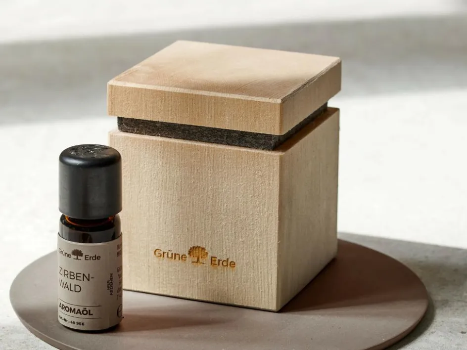 Grüne Erde Set: Zirbenduftspender mit Filz und Holzgewinde + Zirbenwald Aromaölmischung