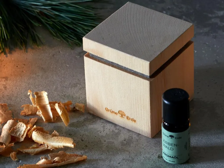 Grüne Erde Set: Zirbenduftspender mit Filz und Holzgewinde + Zirbenwald Aromaölmischung